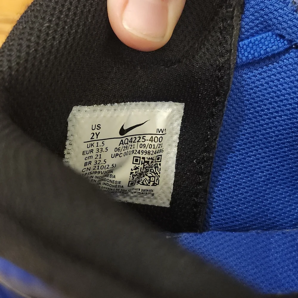 Nike TeamHustle Basketball Shoes 2Y - Picture 2 of 5